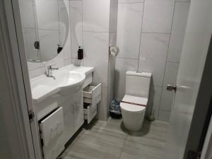Koupelna v ubytování AWA Hotel
