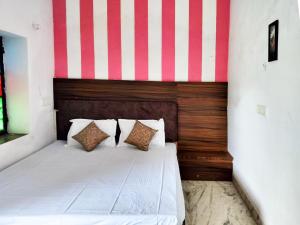 A bed or beds in a room at Jungle by sturmfrei Pushkar
