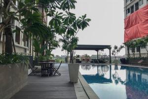 Πισίνα στο ή κοντά στο Homey and Simply Look Studio Gateway Park LRT City Jatibening Apartment By Travelio