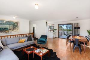 Posezení v ubytování Palm Top Vincentia - Walk to beach. Wi-Fi & Linen