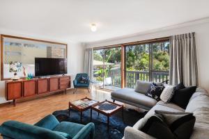 TV a/nebo společenská místnost v ubytování Palm Top Vincentia - Walk to beach. Wi-Fi & Linen