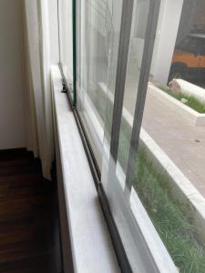 d'un rebord de fenêtre avec vue sur la rue. dans l'établissement Dreaming wasi Standar, à Puno