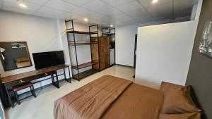 Televisyen dan/atau pusat hiburan di Smile Home โรงแรม ห้องพัก รายวัน รายเดือน