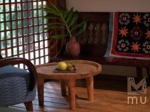 a table with a plate of fruit on top of it at Mu Retreat in Vũ Lao