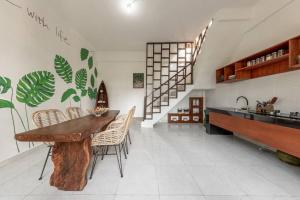Η κουζίνα ή μικρή κουζίνα στο Family Paradise Villa, Shared Pool, Jungle & Rice Field Views +14 φωτογραφίες