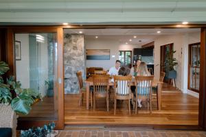 Billede fra billedgalleriet på Executive Paradise High on Hill with Incredible Views, Firepit & Games Perfect for groups of Family and Friends i Balmoral Ridge