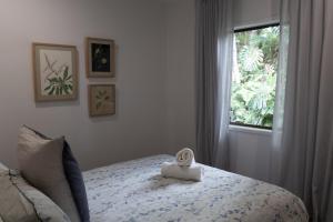 En eller flere senge i et værelse på Executive Paradise High on Hill with Incredible Views, Firepit & Games Perfect for groups of Family and Friends