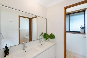 Koupelna v ubytování Palm House Vincentia Walk 2 Beach Linen & WiFi + 43 fotografií