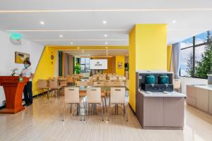 TV a/nebo společenská místnost v ubytování Kunming Spring City Boutique Hotel