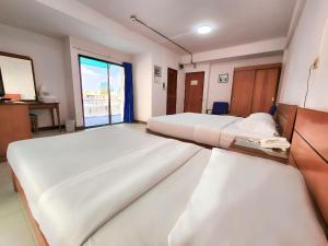 Postel nebo postele na pokoji v ubytování Siam Palace Hotel