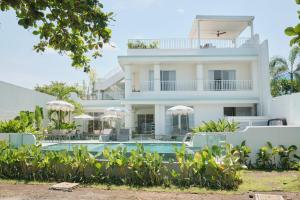 Kolam renang di atau dekat dengan Alesea Oeste La Union Private Beachfront Villa Jacuzzi Heated Pool