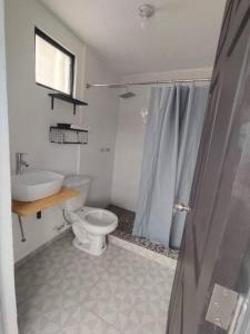 ein Badezimmer mit Toilette und Waschbecken in der Unterkunft Departamento linda vista in Guanajuato