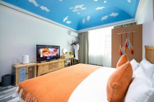 TV a/nebo společenská místnost v ubytování Lijiang Joland Guest House