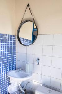 a bathroom with a sink and a mirror at Recanto da Seriema in Gonçalves