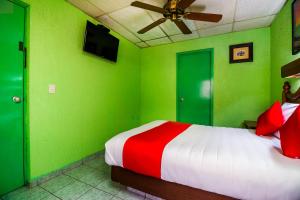 Postel nebo postele na pokoji v ubytování Hotel Canada, Guadalajara