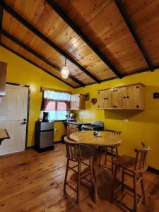 a kitchen with a table and chairs in a room at Estancia Las Golondrinas in Tecpán Guatemala