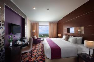 Voodi või voodid majutusasutuse Lombok Raya Hotel toas