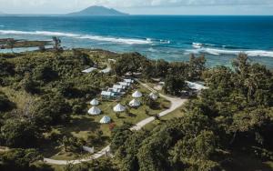 Epule拉梅尔度假酒店的海边度假村的鸟瞰图