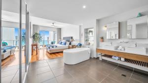 un bagno con due lavandini e un soggiorno di Whitsunday Reflections ad Airlie Beach