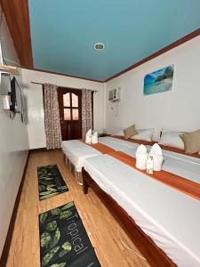 Postel nebo postele na pokoji v ubytování Brenmariel Tourist Inn