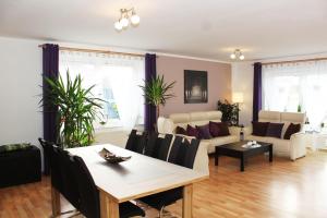 een woonkamer met een tafel en stoelen bij Ferienhaus im Bleitz in Wrestedt