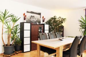 een eetkamer met een tafel, stoelen en planten bij Ferienhaus im Bleitz in Wrestedt
