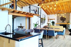 a kitchen and dining room with a table and chairs at Villa Alejandra Cabaña in Tapalpa