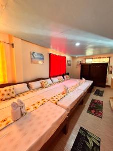 Postel nebo postele na pokoji v ubytování Brenmariel Tourist Inn