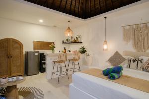 ein Wohnzimmer und eine Küche mit einem Bett und einer Theke in der Unterkunft Villa Lotus - 1BR Canggu Villa with private pool - Near Wanderlust, Soma and BaliMMA in Dalung