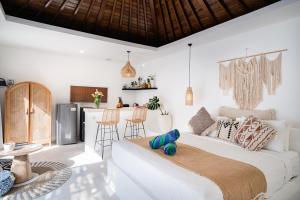 ein Wohnzimmer mit einer weißen Couch und einer Küche in der Unterkunft Villa Lotus - 1BR Canggu Villa with private pool - Near Wanderlust, Soma and BaliMMA in Dalung + 51 Fotos