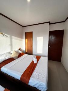 Postel nebo postele na pokoji v ubytování Brenmariel Tourist Inn