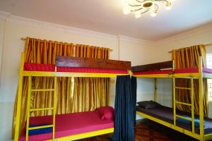 Postel nebo postele na pokoji v ubytování Yellow Star Hostel