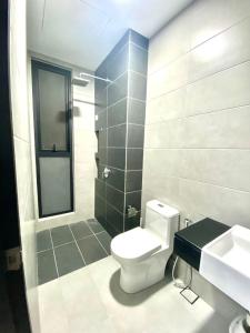 Koupelna v ubytování Urban Suites Georgetown Penang - Affordable - Luxurious Stay with Sea & Georgetown Views by Qistina