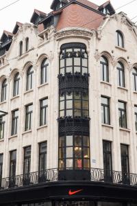 - un grand bâtiment blanc avec une grande fenêtre dans l'établissement Smartflats - Meir Antwerp, à Anvers