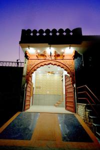 una entrada a una casa con una puerta abierta en Karni Divine Haveli, en Bikaner