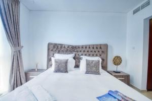 Postel nebo postele na pokoji v ubytování Dream Inn Apartments- Emaar Towers - Rega Al Buteen