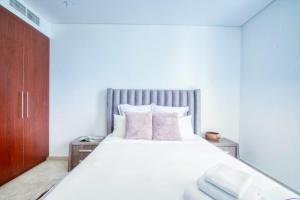 Postel nebo postele na pokoji v ubytování Dream Inn Apartments- Emaar Towers - Rega Al Buteen