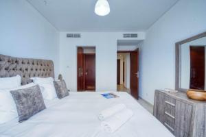 Postel nebo postele na pokoji v ubytování Dream Inn Apartments- Emaar Towers - Rega Al Buteen
