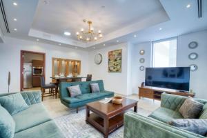 TV a/nebo společenská místnost v ubytování Dream Inn Apartments- Emaar Towers - Rega Al Buteen