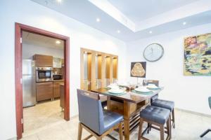 Kuchyň nebo kuchyňský kout v ubytování Dream Inn Apartments- Emaar Towers - Rega Al Buteen