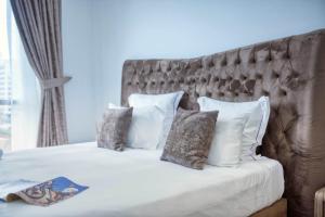 Postel nebo postele na pokoji v ubytování Dream Inn Apartments- Emaar Towers - Rega Al Buteen