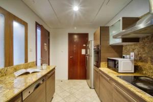 Kuchyň nebo kuchyňský kout v ubytování Dream Inn Apartments- Emaar Towers - Rega Al Buteen