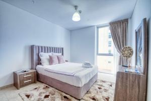Postel nebo postele na pokoji v ubytování Dream Inn Apartments- Emaar Towers - Rega Al Buteen