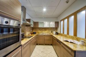 Kuchyň nebo kuchyňský kout v ubytování Dream Inn Apartments- Emaar Towers - Rega Al Buteen