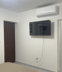 TV a/nebo společenská místnost v ubytování Departamento NEEM a 5 min del malecón