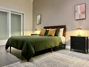 Postel nebo postele na pokoji v ubytování Luxury 2BR in DTLA w Jacuzzi & Rooftop Views + 27 fotografií