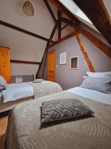 una camera con due letti in mansarda di Gîte l'étable a Verlincthun