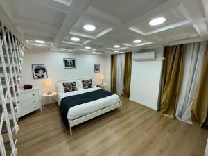 罗马COLONNA HOLIDAY HOME的一间卧室配有一张床、两张桌子和两盏灯。