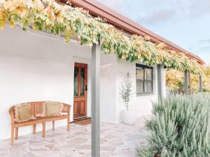 Κήπος έξω από το Our NEW 1940's Lovingly Renovated Cosy Cottage