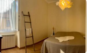 a room with a ladder and a table with a white towel at 31 civico in Molini di Triora